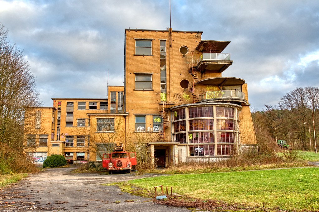 HDR urbex brandweerauto brandweerwagen fire truck camion de pompiers graffiti Sanatorium Dolhain basil decay verlaten kunst art